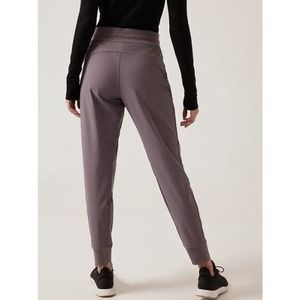 Athleta Headlands Hybrid Mid Rise Jogger Dusk Violet 4P